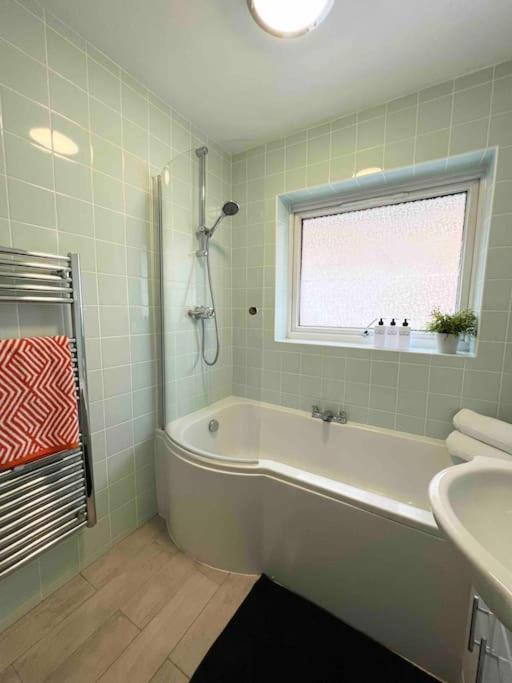 Beautiful Windsor 2 Bed, Perfect Location, 5 Mins Walk To Centre, Free Parking, Legoland, Ascot Apartment Exterior foto