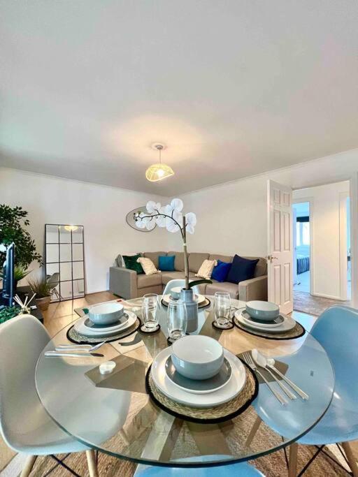 Beautiful Windsor 2 Bed, Perfect Location, 5 Mins Walk To Centre, Free Parking, Legoland, Ascot Apartment Exterior foto